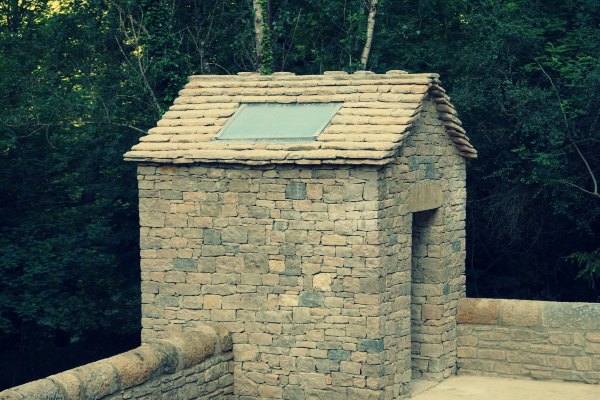 toilettes sèches en pierres en lozère