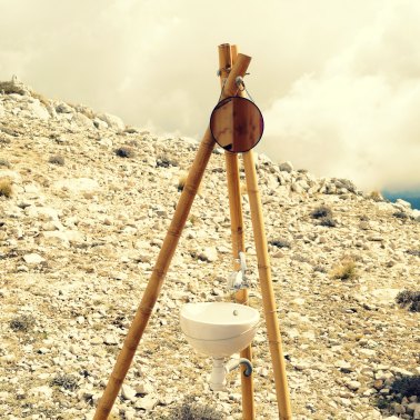 Lavabo supendu pour toilettes sèches