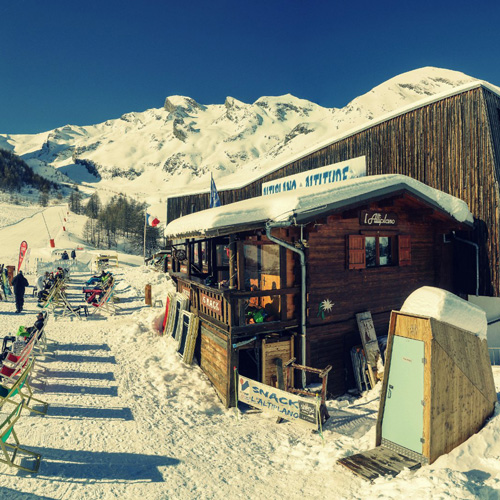 toilettes sèches à côté d'un restaurant d'altitude