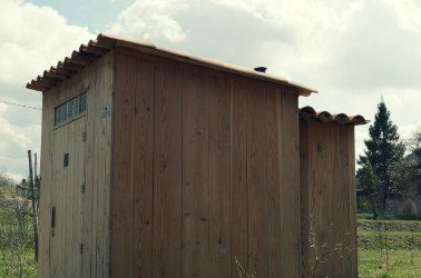 Toilettes sèches pour un site touristique naturel et protégé