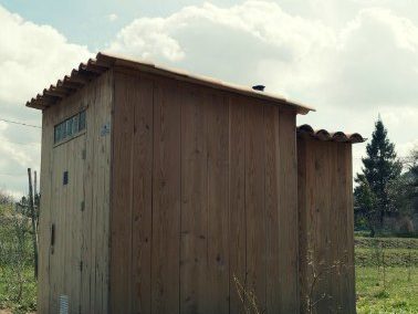 Toilettes sèches pour un site touristique naturel et protégé