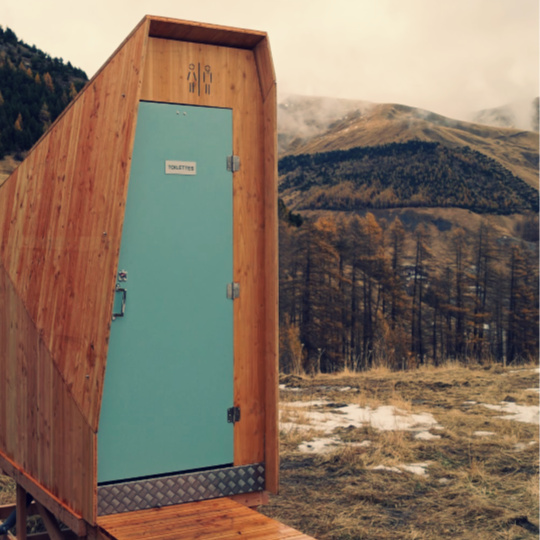toilettes seches montagne dans une station ski à allos