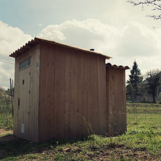 lovely toilette seche publique à lombricompostage dans parc naturel var
