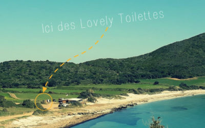 Toilettes saisonnières pour un restaurant sur une plage isolée