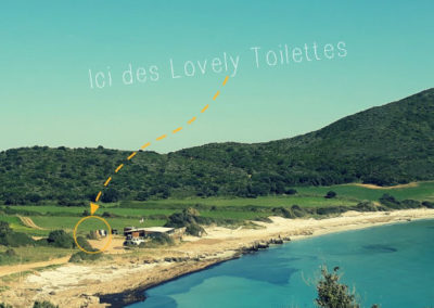 Toilettes saisonnières pour un restaurant sur une plage isolée