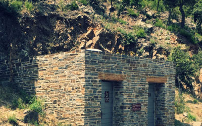 Toilettes sèches à proximité d’un monument historique