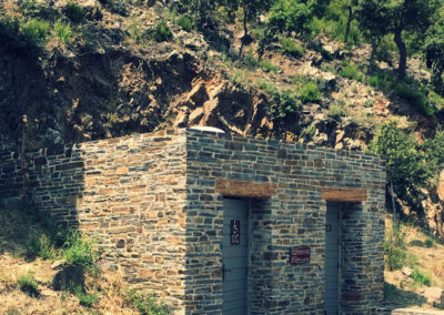 Toilettes sèches à proximité d’un monument historique