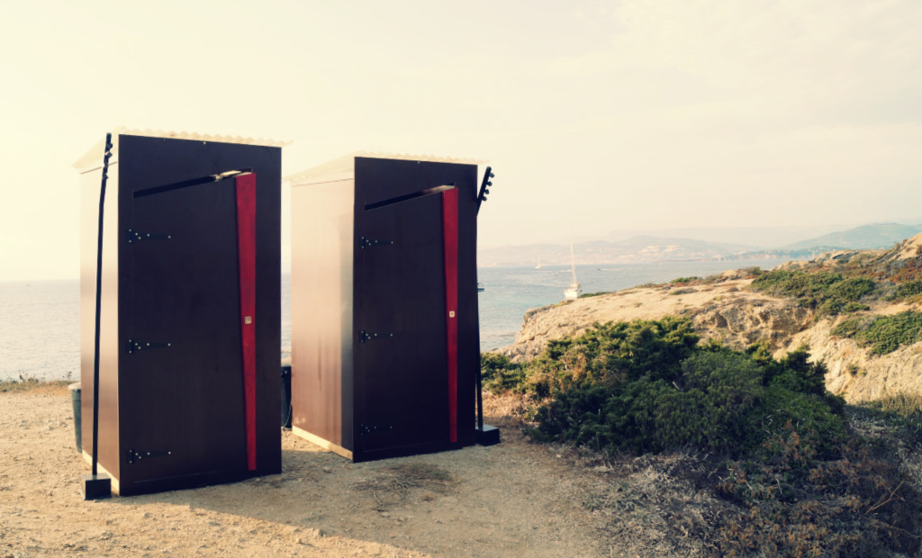 toilettes sèches en bord de mer