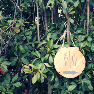 signaletique-toilettes-rond-mariage panneau rond en bois pour indiquer les toilettes