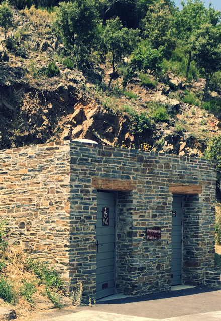 toilettes sèches en pierre