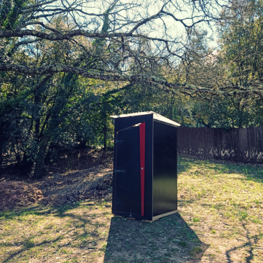 toilette sèche mobile dans un parc