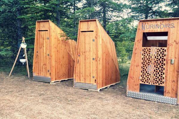 installation de toilettes et urinoirs secs en bois