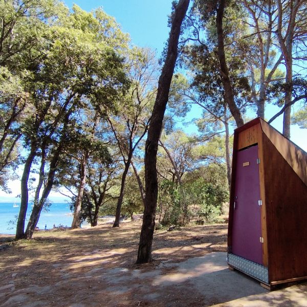 toilettes sèches publiques sur la plage