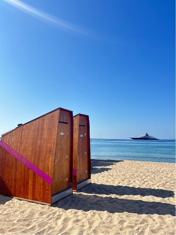 lovely-toilettes-evenement-plage-V2 location de toilettes pour un évènement à la plage