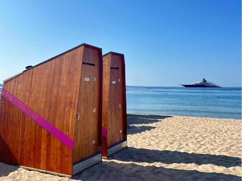 lovely-toilettes-seches-plage-sable installation de toilettes sèches sur une plage à Cannes