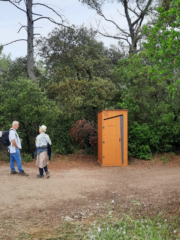 toilette sèche mobile dans un parc
