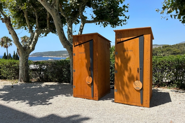toilettes sèches autonomes en bord de plage