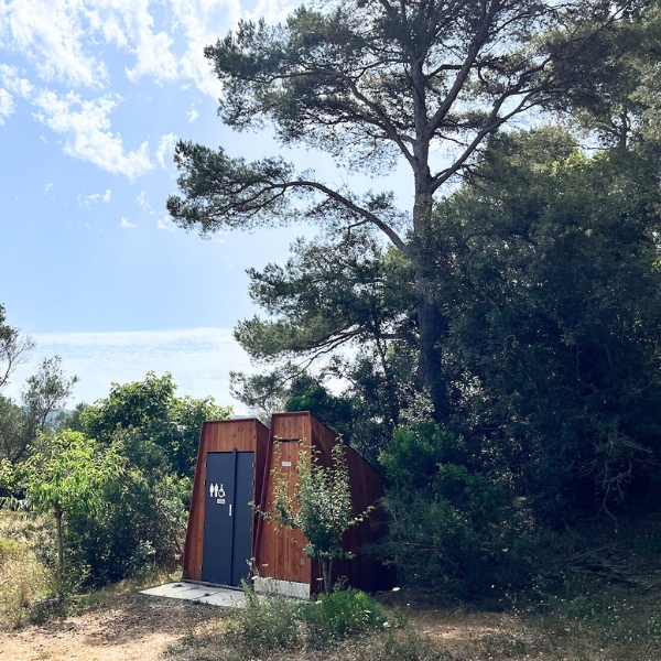 toilettes sèches sur un site culturel